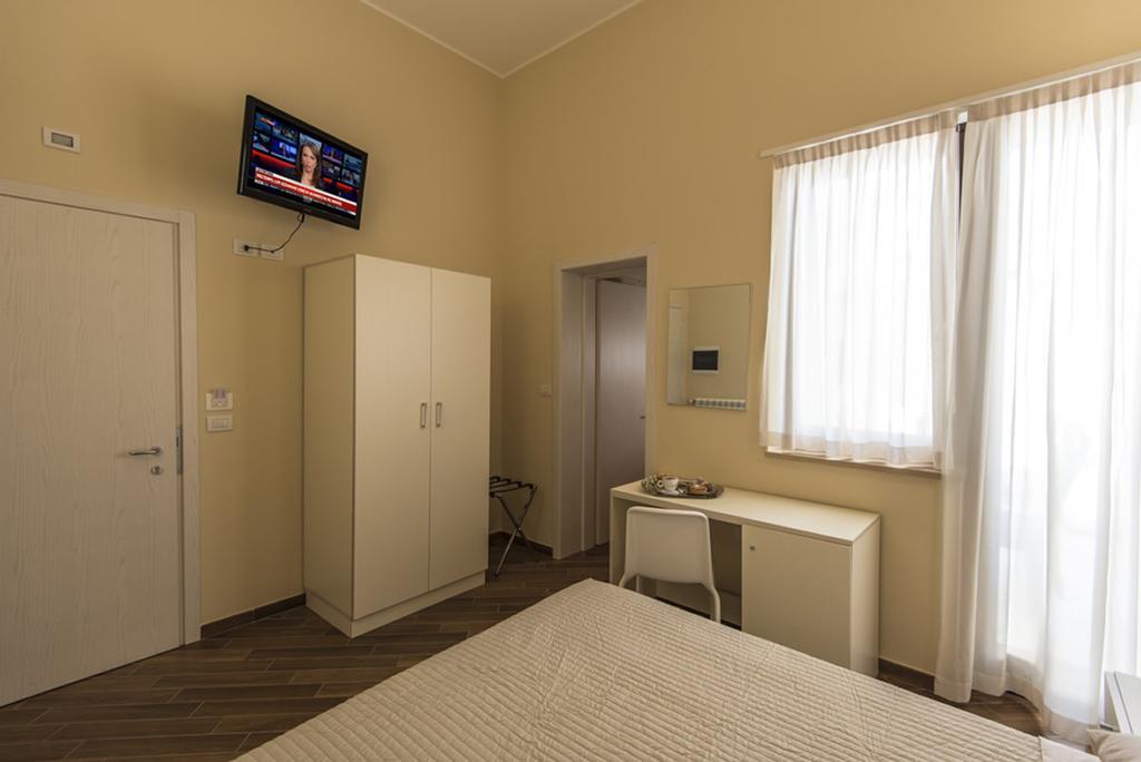 Hotel Golden House Mesagne Habitación foto