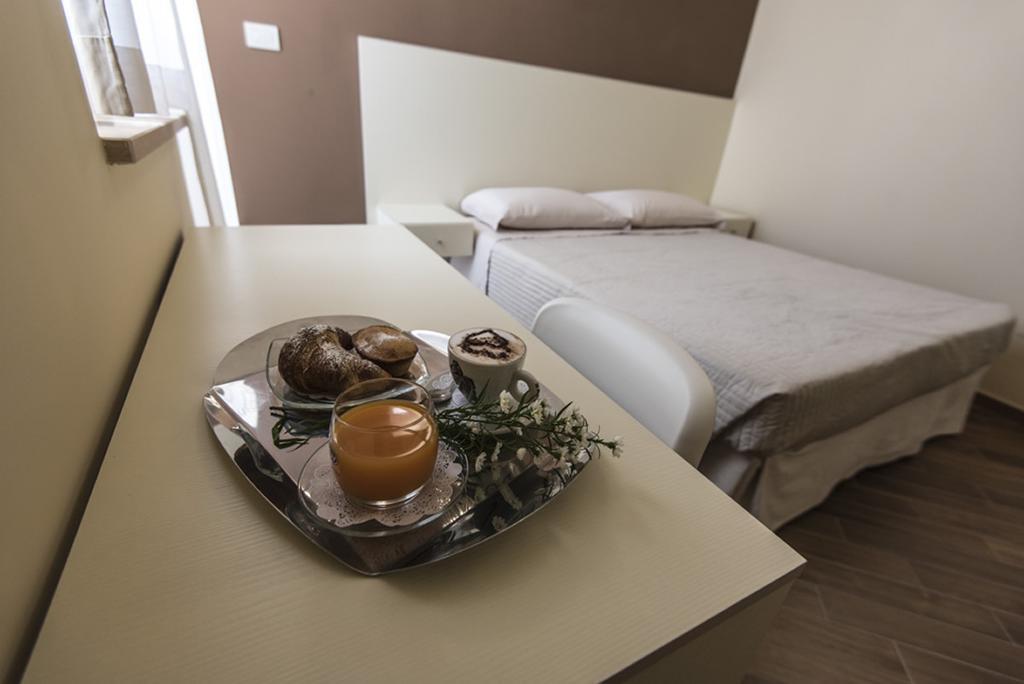 Hotel Golden House Mesagne Habitación foto
