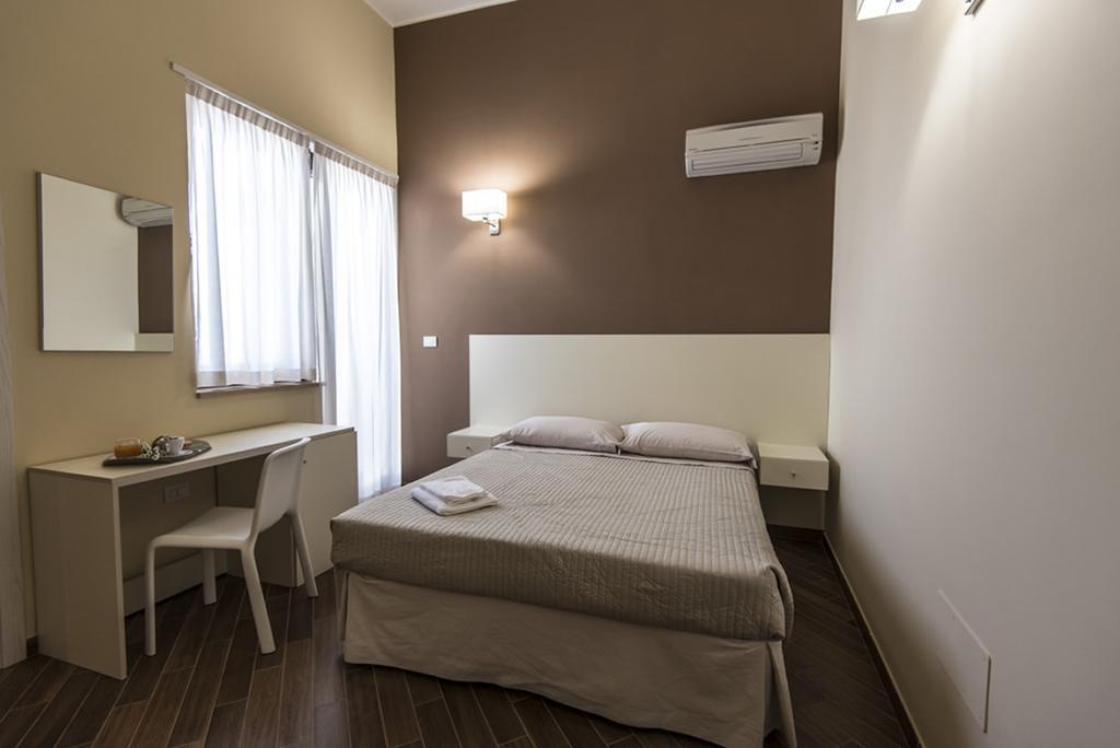 Hotel Golden House Mesagne Habitación foto