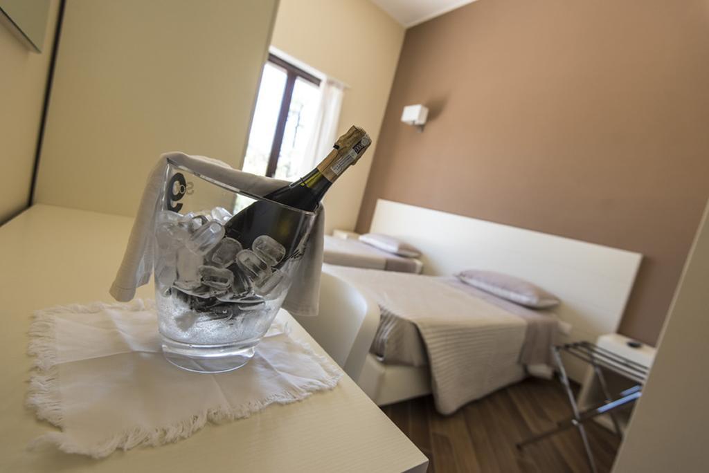 Hotel Golden House Mesagne Habitación foto